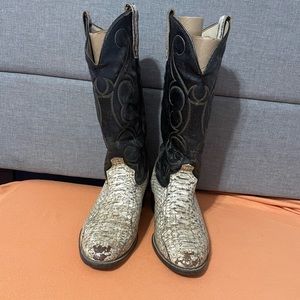 Python print cowboy boots